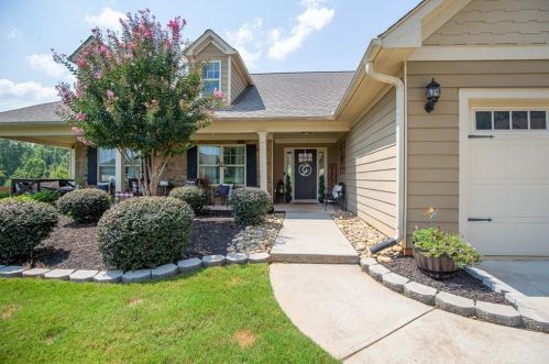825 Katherine Dr, Jefferson, GA 30549-2104