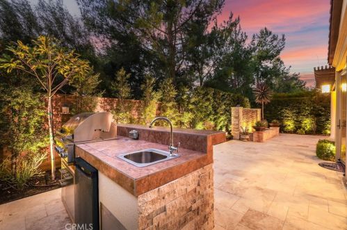 22 Shadybend, Irvine CA  92602-0844 exterior