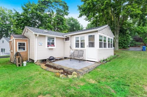1 Day Point Rd, East Hampton, CT 06424-1523