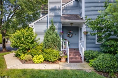 17 Meadowview Ln, Berkeley Heights, NJ 07922-1326