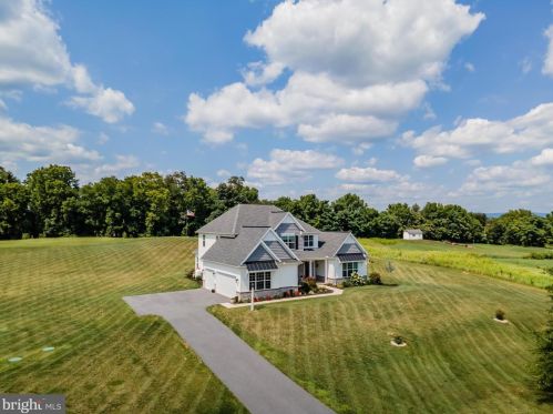 4 Peyton Dr, Carlisle PA  17015-8548 exterior