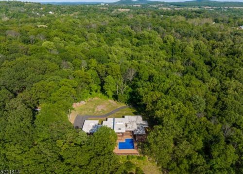 62 Grayrock Rd, Clinton, NJ 08809-1073