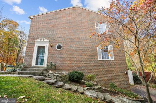 8952 Astongale Ct, Springfield VA  22152-2144 exterior
