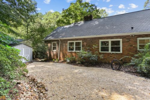 2885 Mornington Dr, Atlanta GA  30327-1272 exterior