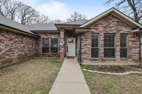 409 Meadowcrest Dr, Azle, TX 76020-2578