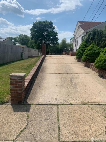 11 Hayes St, Edison, NJ 08820-3215