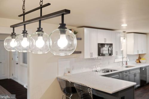 564 Lampeter Rd, Lancaster PA  17602-4010 exterior