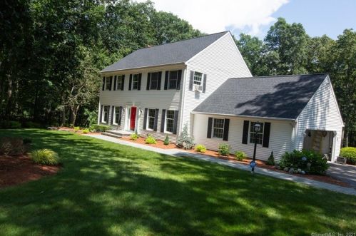 5 Eska Dr, Gales Ferry, CT 06339-1345