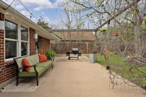 2608 Dunbarton Dr, Austin TX  78723-2233 exterior