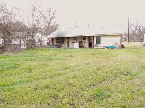 724 Green St, Rockdale, TX 76567-2319