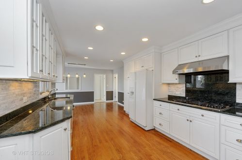 1070 Summit Dr, Bannockburn IL  60015-1823 exterior