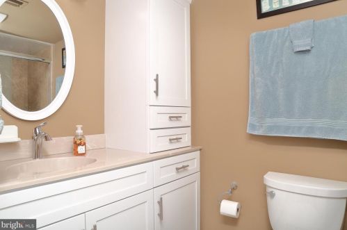 207 Valleybrook Dr, Lancaster PA  17601-4623 exterior