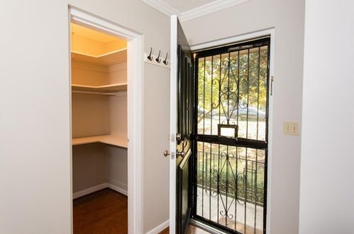 4060 Haverhill Dr, Atlanta GA  30342-3816 exterior