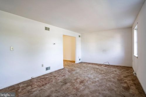 402 Coreopsis Dr, Lancaster PA  17602-1143 exterior