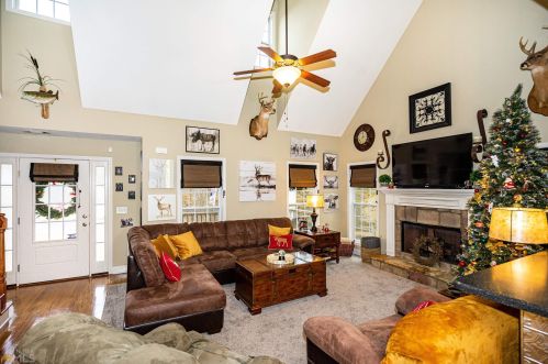 102 Bridgewater Dr, Lagrange, GA 30240-7582
