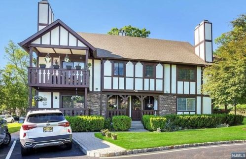 3612 Whittier Ct, Mahwah, NJ 07430-2305