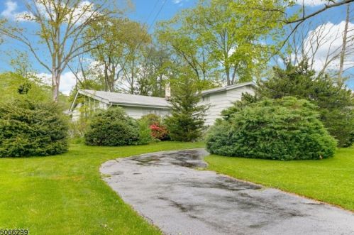 1194 Wyoming Dr, Mountainside, NJ 07092-2025