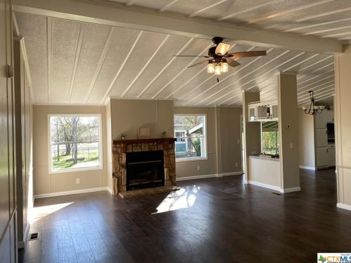 401 Troell St, Seguin TX 78155-7241 exterior