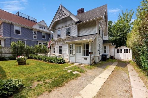 523 Spring St, Middletown, RI 02840-6851