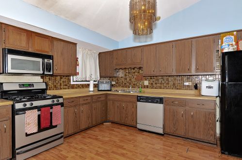 609 Evergreen Ct, Waukegan, IL 60085-3241