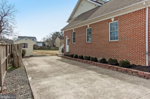 7337 Hooes Rd, Springfield VA  22152-3704 exterior