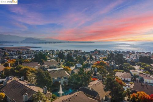 82 Lakeshore Ct, Richmond, CA 94804-4596