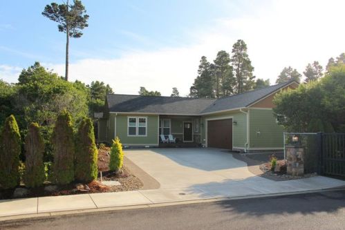 2 Fawn View Ln, Florence, OR 97439-9132