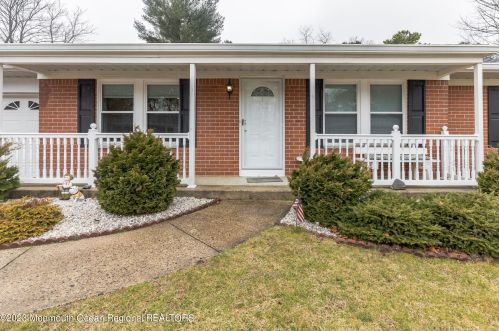 11 Hudson Pkwy, Lakehurst, NJ 08759-1716