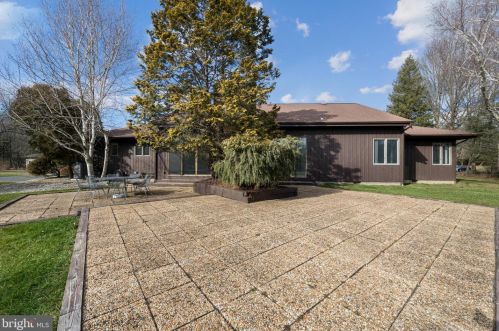 1 Hemlock Ct, Princeton NJ  08540-4708 exterior