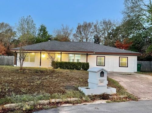 2307 Thompson St, Conroe TX  77303-1729 exterior