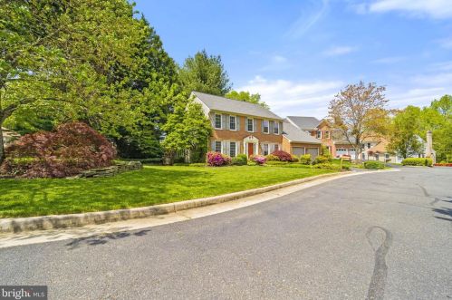 8104 Creekview Dr, Springfield VA  22153-1923 exterior