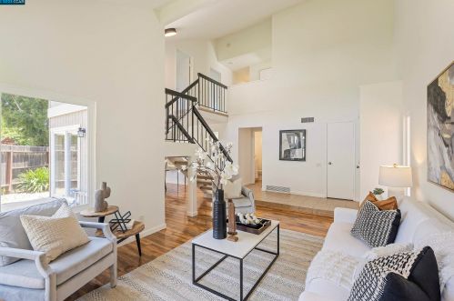 1661 Armstrong Ct, Concord, CA 94521-1821
