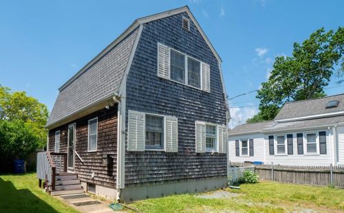 56 Gould St, Middletown, RI 02840-2144