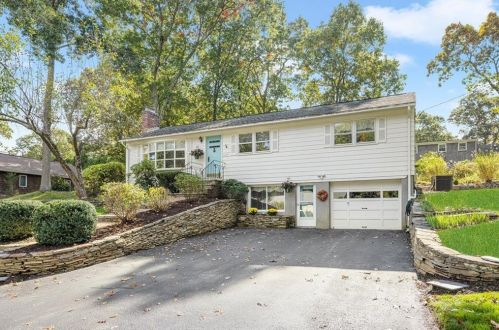 136 Maplewood Dr, Warwick, RI 02818-2521