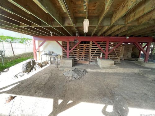 621 Ihe St, Honolulu HI  96817-2240 exterior