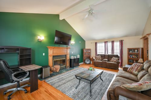 1126 Karen Dr, Joliet, IL 60431-9065