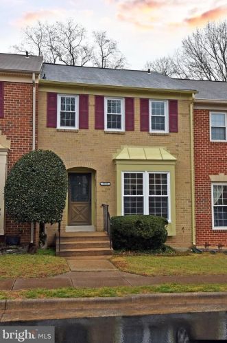 9709 Lakepointe Dr, Springfield VA  22015-1880 exterior