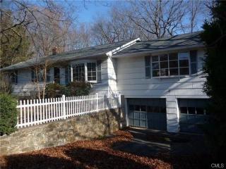 32 Ladas Pl, Huntington, CT 06484-4415