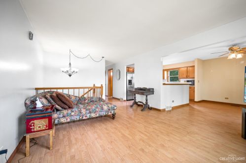 368 Hancock Ave, South Elgin, IL 60177-2320