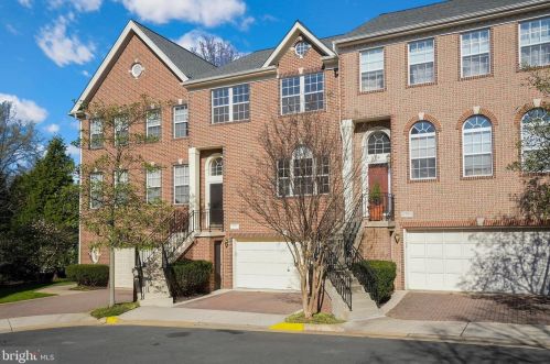 111 Lounsbury Pl, Falls Church, VA 22046-2926