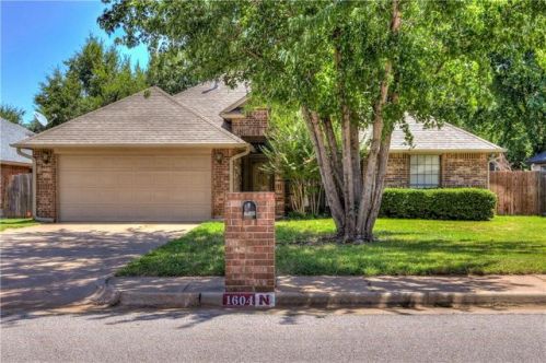 1604 Simon Ave, Edmond, OK 73003-3742