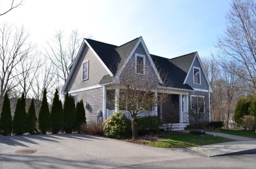 71 Laurel Ct, Portsmouth, NH 03801-4480