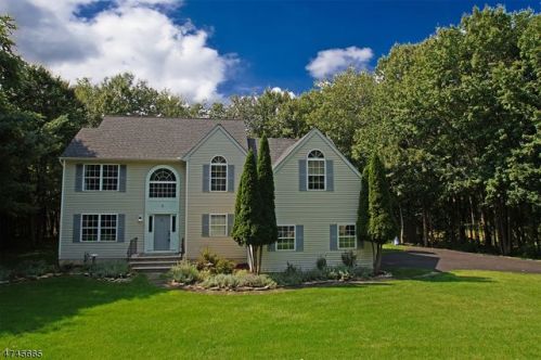 3 Cliffside Way, Andover, NJ 07821-5042
