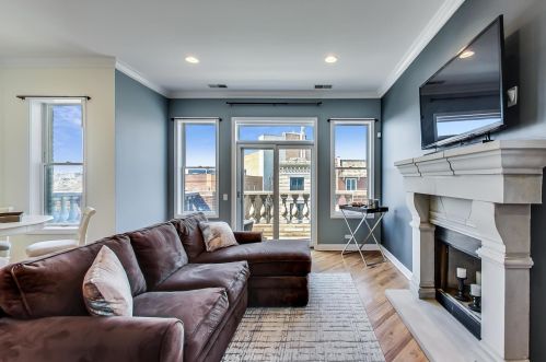 3503 Sheffield Ave, Chicago, IL 60657-3096