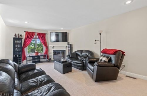201 Village Cmns, Flemington, NJ 08822-1733