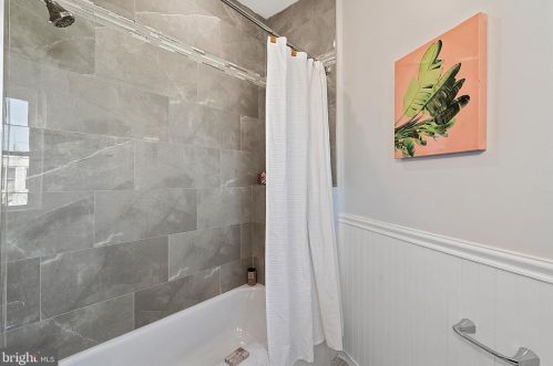 609 61 St, Philadelphia PA 19142-3402 exterior