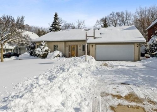8741 Skyline Dr, Willowbrook, IL 60527-6255