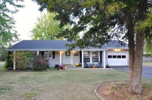 525 Maplewood Dr, Sycamore IL  60178-1211 exterior