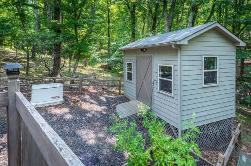 550 Fairway Dr, Big Canoe GA  30143-7946 exterior