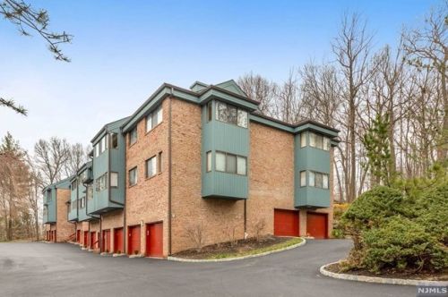 253 Indian Hollow Ct, Mahwah, NJ 07430-3501
